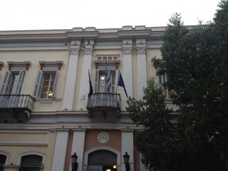 Το δημαρχείο Πάτρας κατέβασε τη σημαία της Ευρωπαϊκής Ένωσης (Photos) - Media