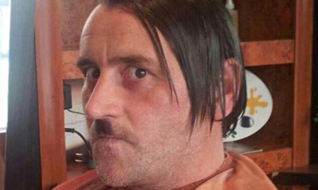 Παραιτήθηκε ο ηγέτης του αντιισλαμικού Pegida που είχε φωτογραφηθεί ντυμένος Χίτλερ - Media
