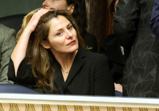 Η σύζυγος του Αλέξη Τσίπρα, ντυμένη στα μαύρα στα θεωρεία της Βουλής - Media
