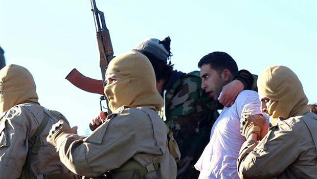 Ο πιλότος που αιχμαλωτίστηκε από το Ισλαμικό Κράτος είναι «φιλοξενούμενος» και όχι «όμηρος» των τζιχαντιστών, υποστηρίζει ο πατέρας του - Media