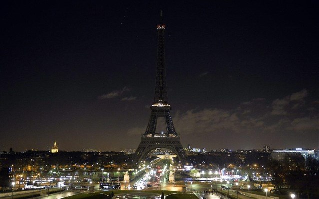 Συναγερμός στο Παρίσι: Συνελήφθη στον Πύργο του Άιφελ άνδρας που κρατούσε μαχαίρι - Media