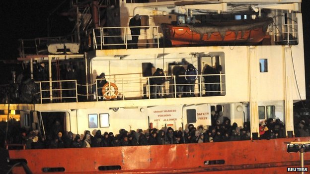 Στον έλεγχο της ιταλικής ακτοφυλακής ακυβέρνητο πλοίο με 450 πρόσφυγες - Media