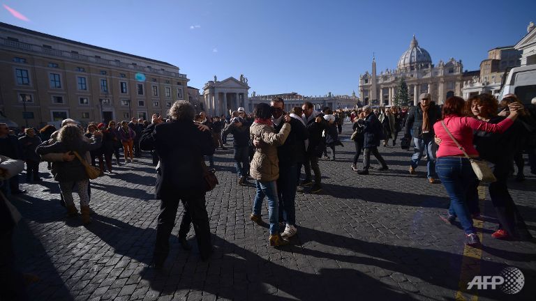 Βατικανό: 3.000 Καθολικοί χόρεψαν τανγκό για τα γενέθλια του Πάπα - Media