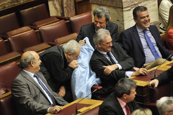Ο Ψαριανός, ο Τατσόπουλος, το... παλτό και οι αντιδράσεις (Photos) - Media