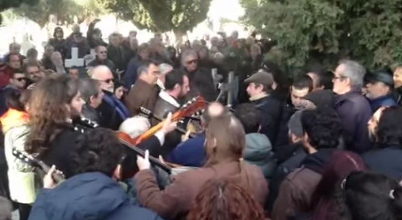 Οι ρεμπέτες αποχαιρέτησαν όπως ξέρουν τον Μπάμπη Γκολέ (Video) - Media