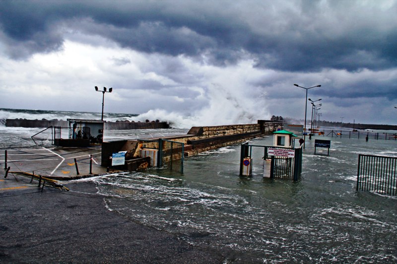 Εισβολή της θάλασσας στο Ρέθυμνο (εντυπωσιακές φωτογραφίες) - Media