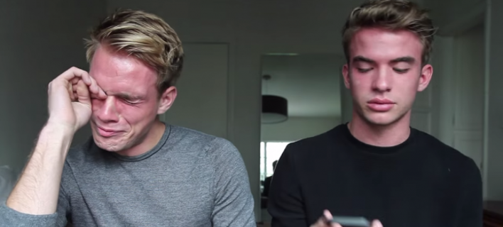 Συγκινητικό Viral Βίντεο: Δίδυμα αδέρφια λένε στον πατέρα τους ότι είναι γκέι (Video) - Media