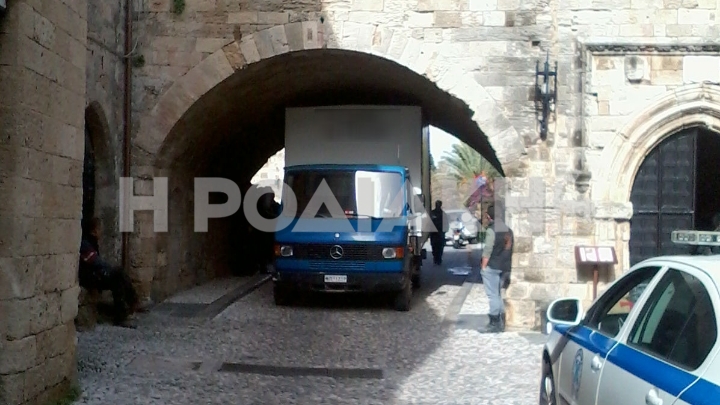 Φορτηγό φράκαρε στην είσοδο της Παλαιάς Πόλης της Ρόδου - Media
