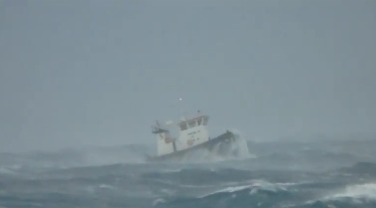 Κύματα «καταπίνουν» ρυμουλκό στο στενό Τήνου – Μυκόνου (Video) - Media