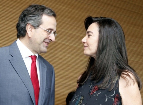 Στη Βουλή η γυναίκα του Σαμαρά (Photos) - Media