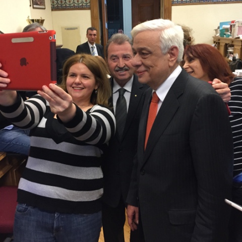 Αποχαιρετιστήριες selfie έβγαλε ο Παυλόπουλος στη Βουλή - Media