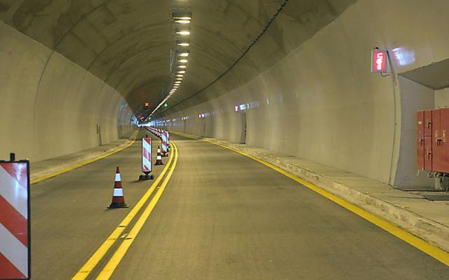 Φορτηγό ξήλωσε ό,τι βρήκε στο πέρασμά του σε σήραγγα της ΠΑΘΕ - Media