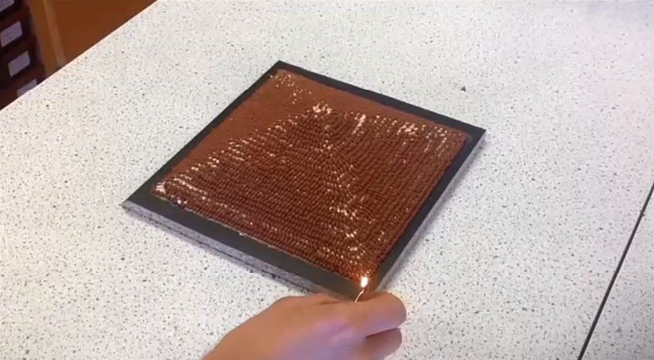 Δείτε πως αρπάζουν φωτιά 5.000 σπίρτα! (Video) - Media