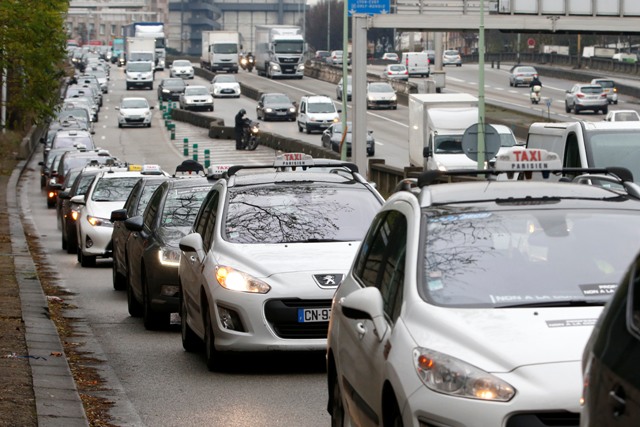 Γαλλία: Ταξί «πολιορκούν» το Παρίσι - Απαγορεύεται το UberPop - Media