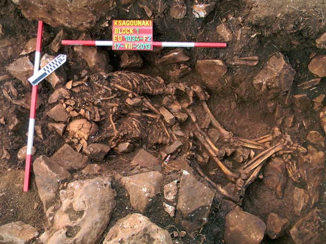 Σπάνια ανακάλυψη στον Διρό: Βρέθηκε η αρχαιότερη ταφή ζευγαριού σε στάση αγκαλιάς - Media