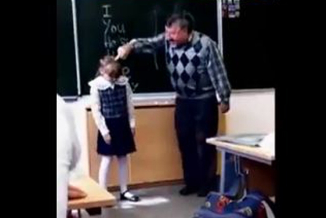 Μαθήτρια κλωτσάει τον δάσκαλο στα… αχαμνά (Video) - Media