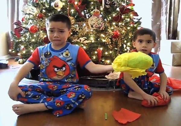 «Εδωσα στο παιδί μου ένα απαίσιο δώρο»: Δείτε το βίντεο με τις ξεκαρδιστικές αντιδράσεις των παιδιών - Media