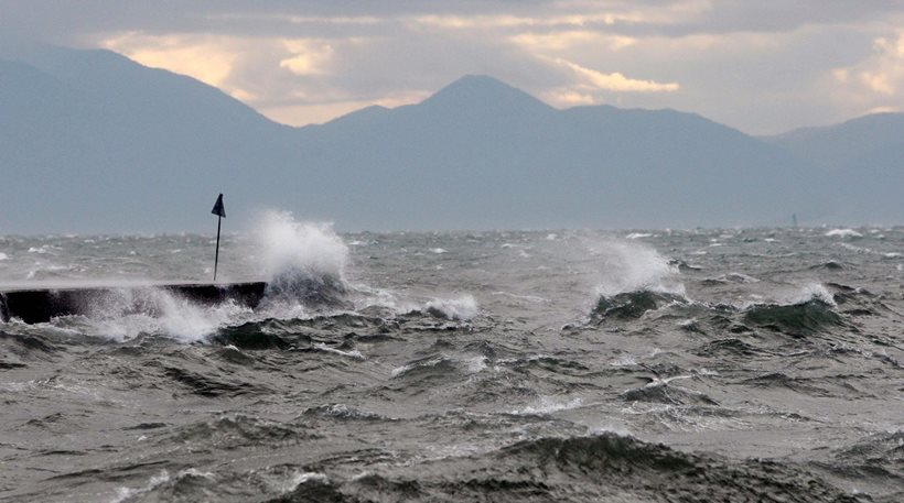 Επιχείρηση ρυμούλκησης του ακυβέρνητου πλοίου ανοιχτά της Μυκόνου - Media