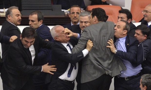 Και πάλι... ξύλο στην τουρκική Βουλή (Photos & Video) - Media