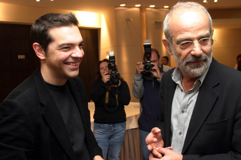 Όταν ο Αλέκος Αλαβάνος σύστηνε στο κοινό τον άγνωστο τότε Αλέξη Τσίπρα (Video) - Media
