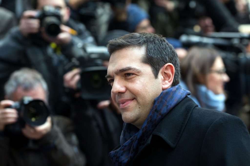 Bloomberg: Οι Έλληνες στηρίζουν την κυβέρνηση Τσίπρα - Media