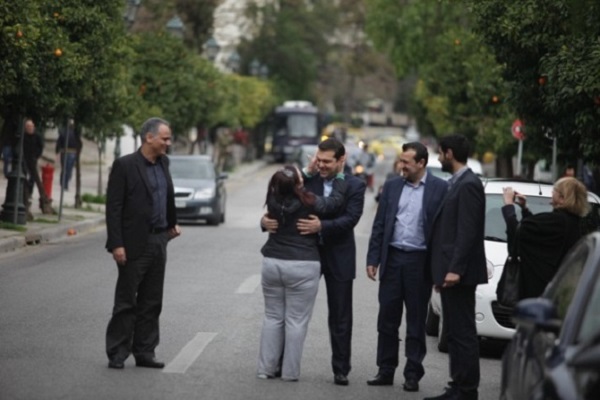 Ο Πρωθυπουργός της διπλανής πόρτας: «Ο Τσίπρας κατεβάζει μόνος του τα σκουπίδια» - Media