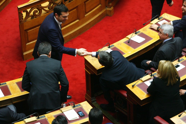 Χειραψία - έκπληξη Τσίπρα-Σαμαρά - Media