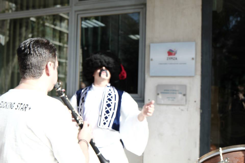 Με νταούλια στην Κουμουνδούρου ο τσολιάς της Ελληνοφρένειας (Video) - Media