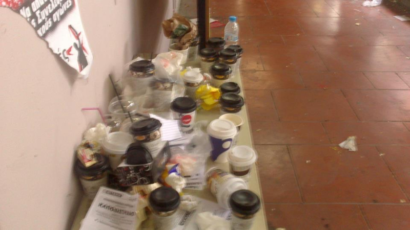 Εικόνες ντροπής από τα σκουπίδια στο ΕΚΠΑ (Photos) - Media