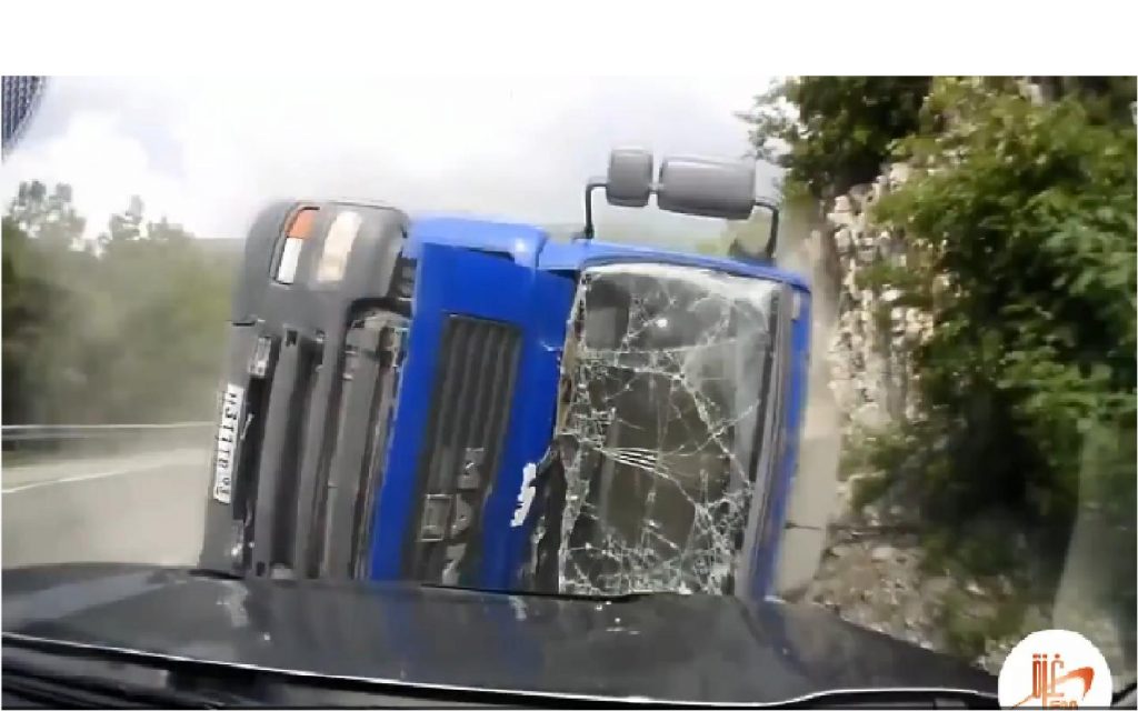 Δευτερόλεπτα αρκούν για να χαθεί μια ζωή στον δρόμο – Δείτε το συνταρακτικό βίντεο (Video) - Media