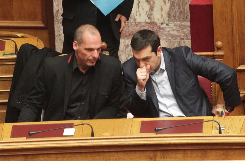 Αφηρημένος ο Βαρουφάκης στην ψηφοφορία για ΠτΔ- Τον σκούντηξε ο Τσίπρας για να ψηφίσει (Video) - Media