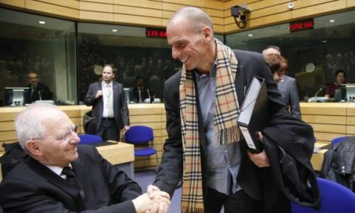 Ο Βαρουφάκης απαντά για το Burberry κασκόλ στο twitter - Media