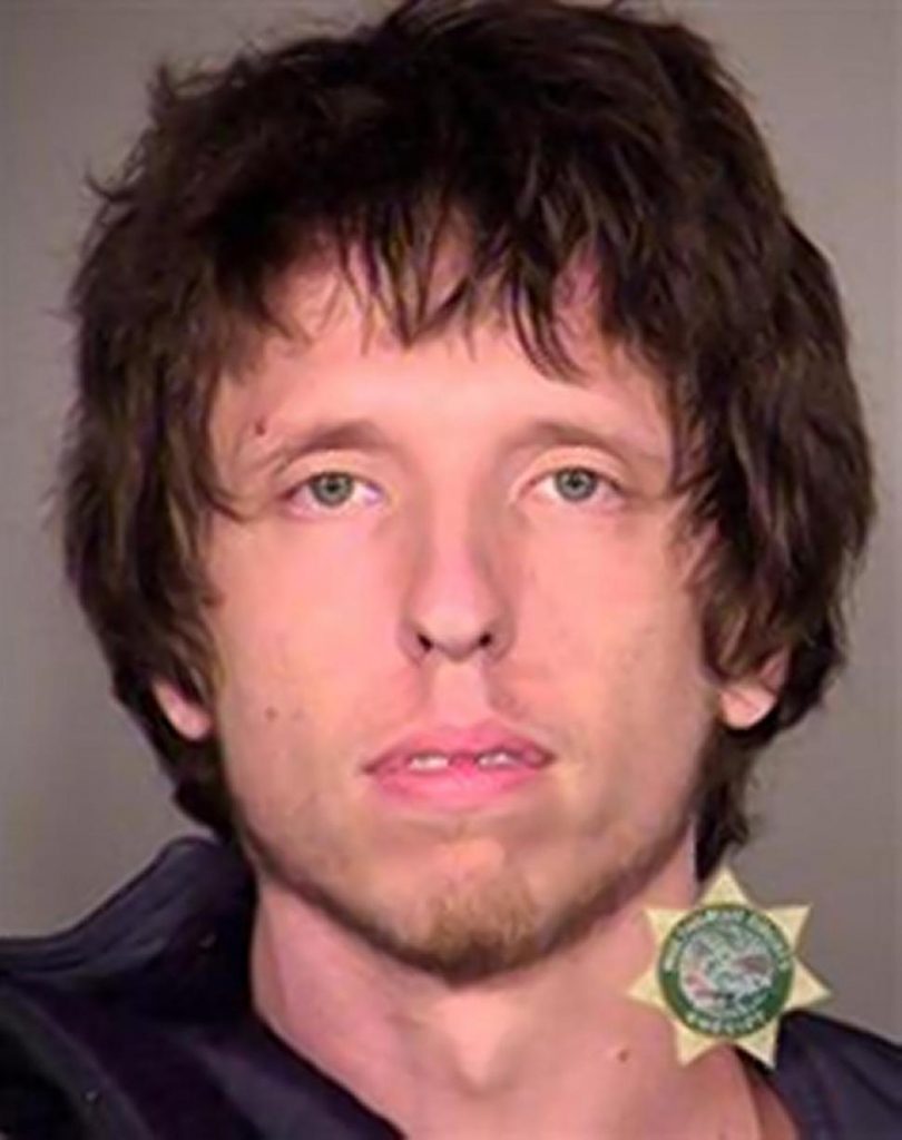 Έκανε μήνυση στην αστυνομία επειδή τον συνέλαβαν να... παίζει βιολί γυμνός έξω από δικαστήριο - Media