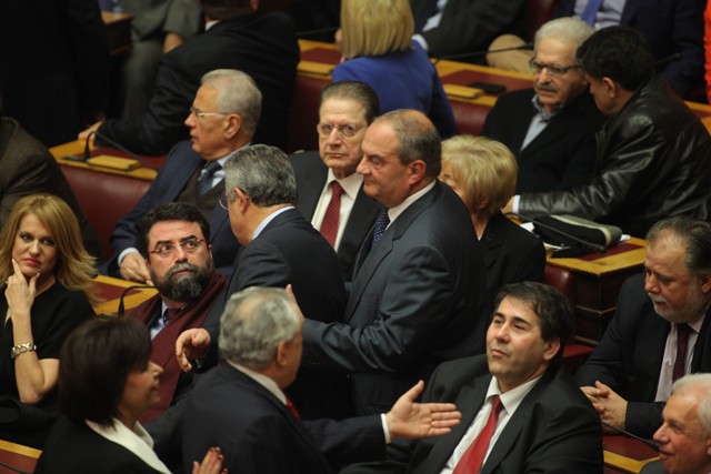 Παραλειπόμενα από τα θεωρεία της Βουλής κατά την ψηφοφορία για εκλογή ΠτΔ - Media