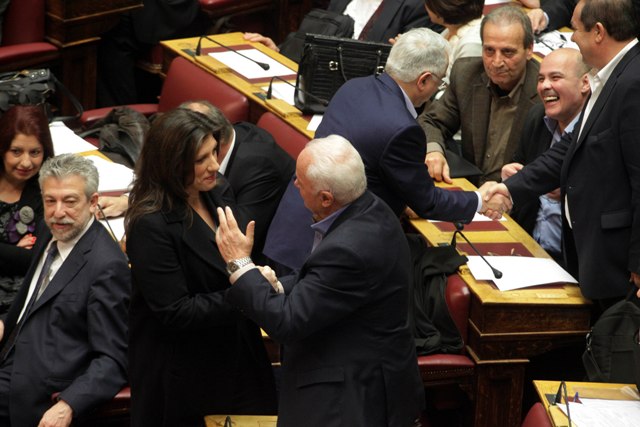 Ζωή και Βαρουφάκης συγκεντρώνουν το ενδιαφέρον στη Βουλή - Media