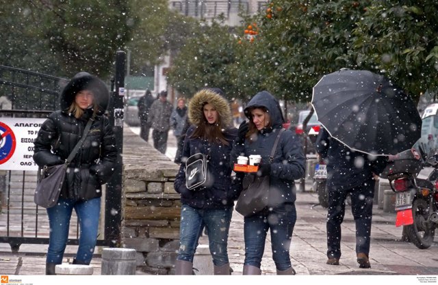 Πυκνές νιφάδες χιονιού πέφτουν στο κέντρο της Θεσσαλονίκης - Δείτε που χρειάζονται αλυσίδες   - Media