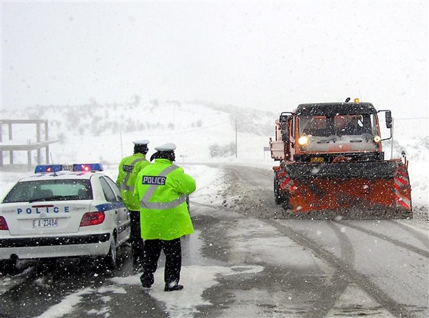 Αποκαθίσταται σταδιακά η κυκλοφορία στην Εθνική οδό Αθηνών- Λαμίας – Εγκλωβισμένοι για ώρες οι οδηγοί  λόγω χιονιού - Media