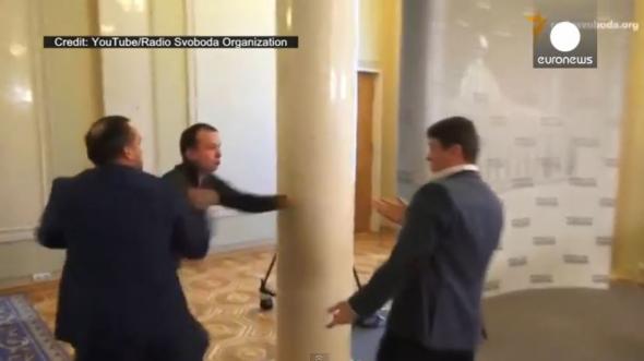 Άγριο ξύλο στη Βουλή της Ουκρανίας! (Video) - Media