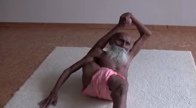 Δείτε τον Ινδό που κάνει γιόγκα στα 104 του χρόνια - Θα μείνετε με το στόμα ανοιχτό - Media