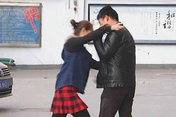 Έκανε δώρο στην κοπέλα του αυξητική στήθους και τον «πλάκωσε» στο ξύλο (Photos) - Media