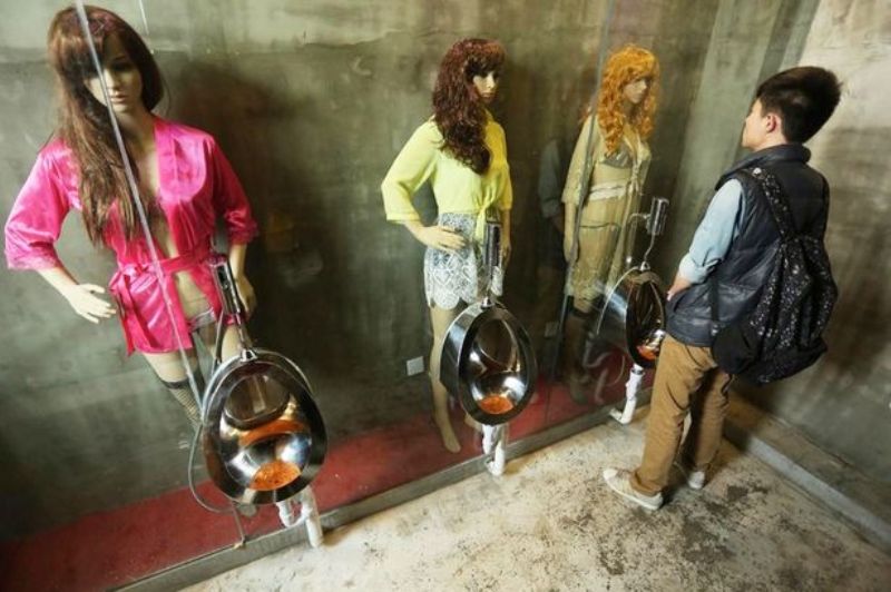Πλαστικές κούκλες σε τουαλέτα εστιατορίου «μαγεύουν» τους άντρες και δεν μπορούν να ουρήσουν! (Photos) - Media