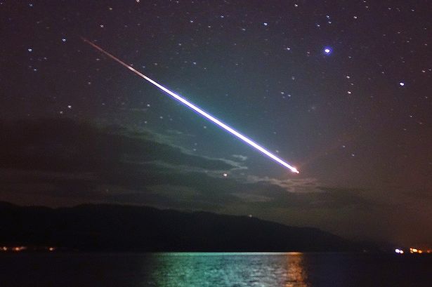 Σπάνια φωτογραφία από μεγάλο κομήτη στο Λοχ Νες (Photo) - Media