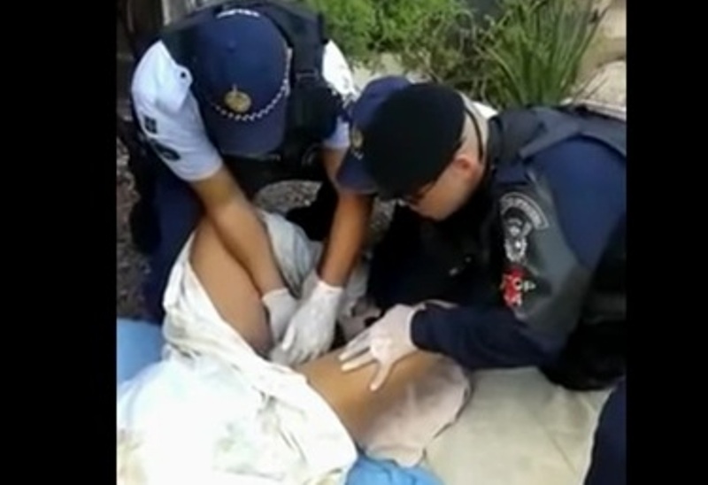 Εκπληκτικό: Η στιγμή που 3 αστυνομικοί ξεγεννούν μια έγκυο στη μέση του δρόμου (Video) - Media