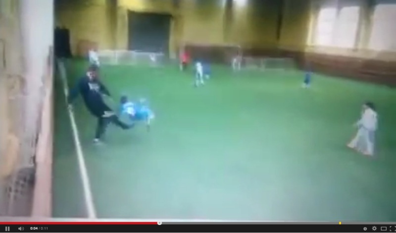 Σοκαριστικό video: Προπονητής κλωτσάει πιτσιρικά ποδοσφαιριστή - Media