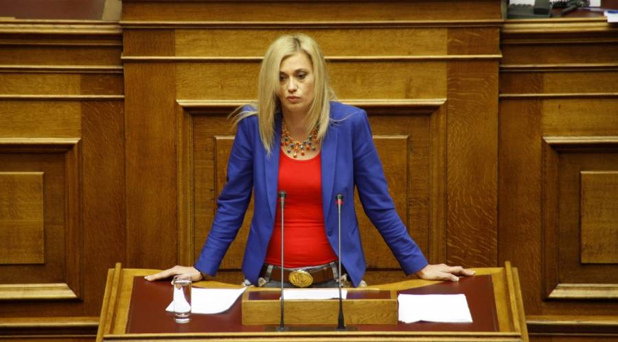 Η Ραχήλ Μακρή οδηγεί κάρτ και «στολίζει» Τσίπρα – Καμμένο (Video) - Media