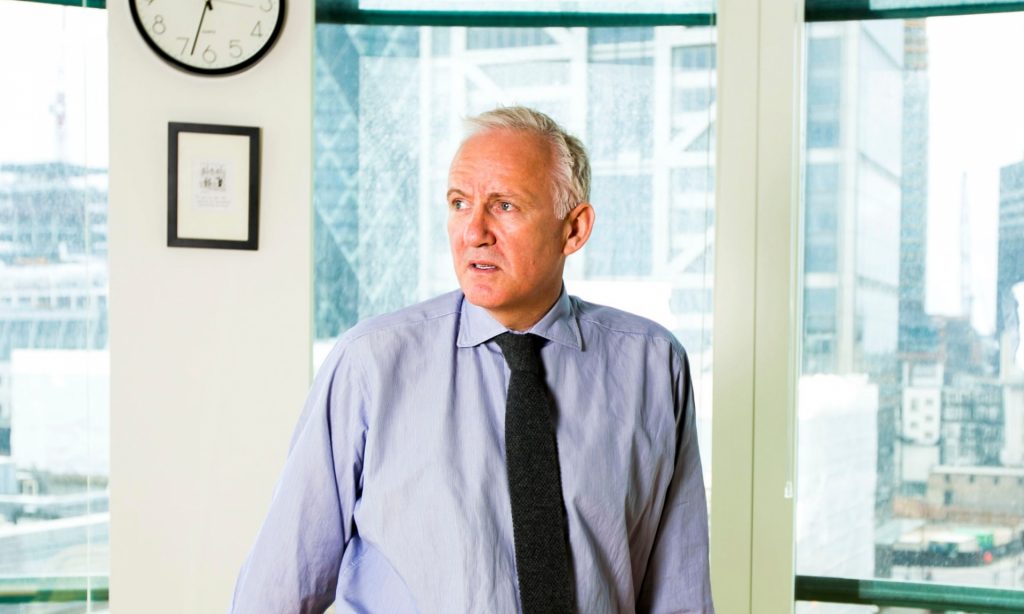 Απέλυσαν διευθυντή τράπεζας επειδή είδαν φωτογραφία του στο Instagram!(Photo) - Media