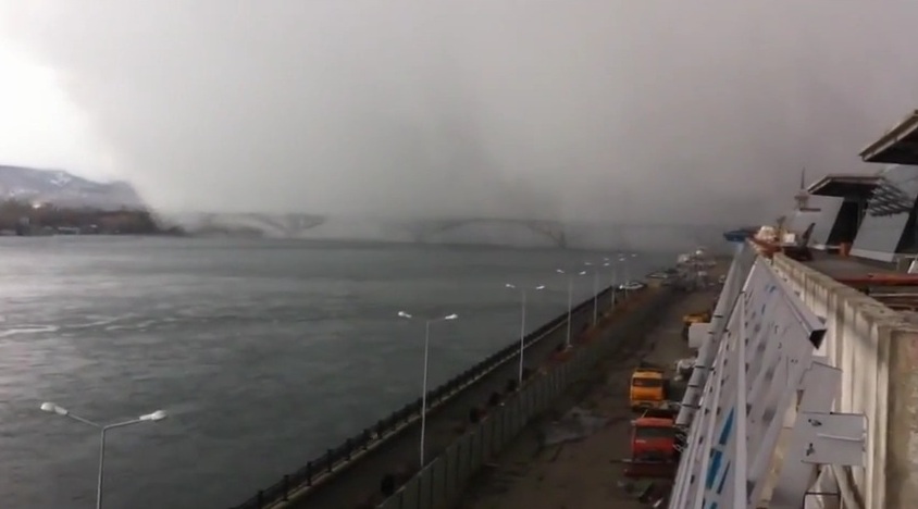 Αυτό σημαίνει σιβηρικός χειμώνας: Χιονοθύελλα «καταπίνει» σιδερένια γέφυρα μέσα σε δευτερόλεπτα (Video) - Media
