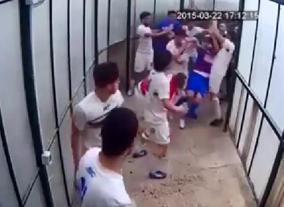 Μετά τη μπάλα έπαιξαν... μπουνιές - Απίστευτο ξύλο στη φυσούνα! (Video) - Media