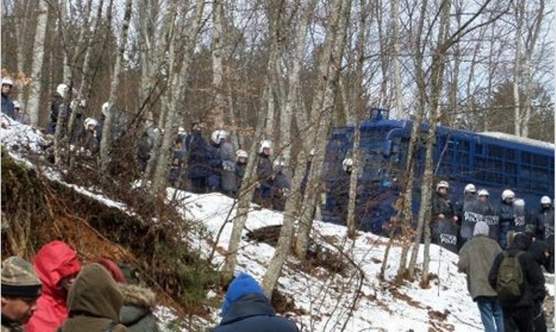 Επεισόδια ανάμεσα σε αστυνομικούς και διαδηλωτές στις Σκουριές (Photos) - Media