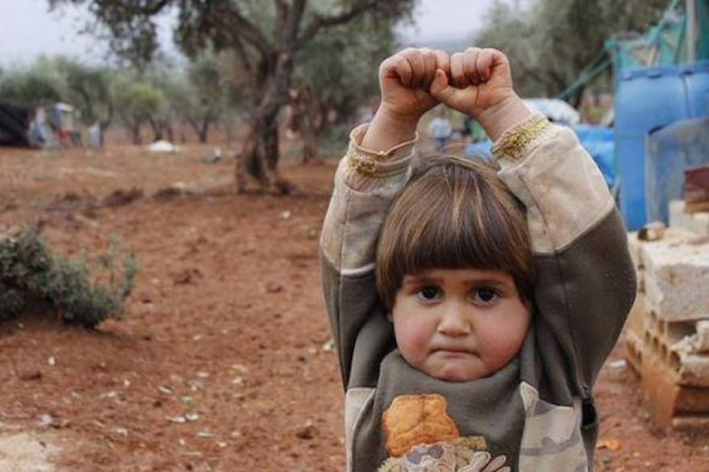 Το κοριτσάκι του συριακού εμφυλίου που μπέρδεψε την κάμερα με όπλο και «παραδόθηκε» στον φωτογράφο - Media